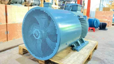 Góc nhìn mặt bên Motor biến tần 3 pha 132kW 180Hp thể hiện rõ thân motor và cánh tản nhiệt
