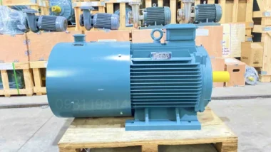 Góc nhìn mặt bên đối diện Motor biến tần 3 pha 132kW 180Hp với kết cấu chắc chắn
