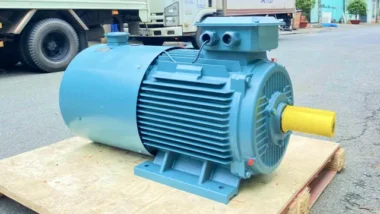 Góc nhìn mặt bên đối diện Motor biến tần 3 pha 45kW 60Hp với kết cấu chắc chắn