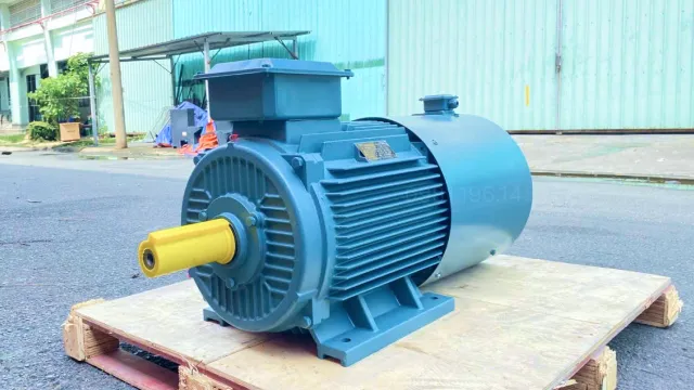 Góc nghiêng tổng thể Motor biến tần 3 pha 45kW 60Hp với thiết kế chắc chắn và mạnh mẽ