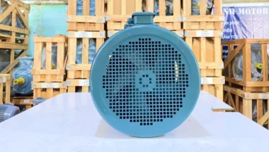Góc nhìn mặt sau Motor biến tần 3 pha 4kW 5.5Hp thể hiện rõ quạt làm mát