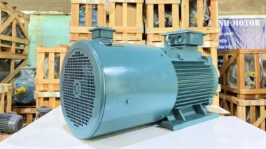 Góc nhìn mặt bên đối diện Motor biến tần 3 pha 4kW 5.5Hp với kết cấu chắc chắn