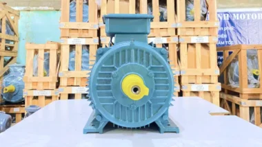 Góc nhìn mặt trước Motor biến tần 3 pha 4kW 5.5Hp cho thấy rõ trục motor và mặt bích