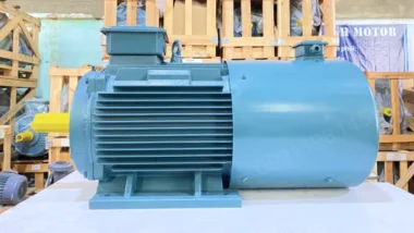 Góc nhìn mặt bên Motor biến tần 3 pha 7.5kW 10Hp thể hiện rõ thân motor và cánh tản nhiệt