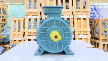 Góc nhìn mặt trước Motor biến tần 3 pha 7.5kW 10Hp cho thấy rõ trục motor và mặt bích