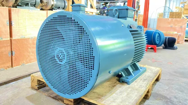Góc nhìn mặt bên Motor biến tần 3 pha 90kW 125Hp thể hiện rõ thân motor và cánh tản nhiệt