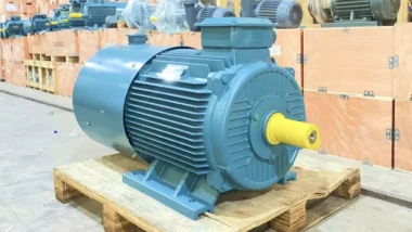 Góc nhìn mặt sau Motor biến tần 3 pha 90kW 125Hp thể hiện rõ quạt làm mát