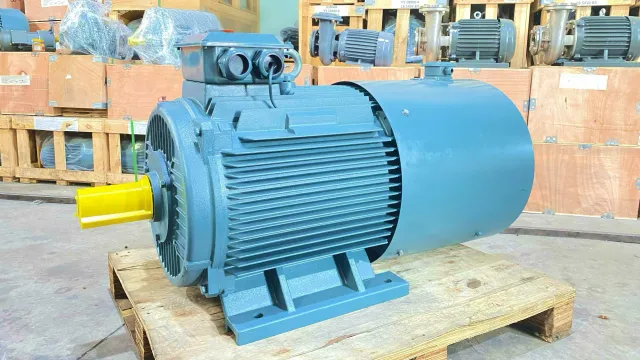 Góc nghiêng tổng thể Motor biến tần 3 pha 90kW 125Hp với thiết kế chắc chắn và mạnh mẽ