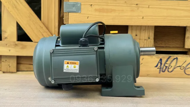 Motor giảm tốc 1 pha 0.75kW 1Hp góc nhìn phía sau hộp điện