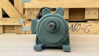 Motor giảm tốc 1 pha 0.75kW 1Hp góc nhìn chính diện trục