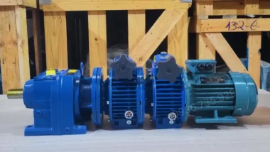 Motor giảm tốc 3 cấp 2 UDL 2.2kW và 1 R67 góc chụp ngang bên phải