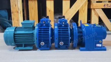 Motor giảm tốc 3 cấp 2 UDL 2.2kW và 1 R67 góc chụp ngang bên trái