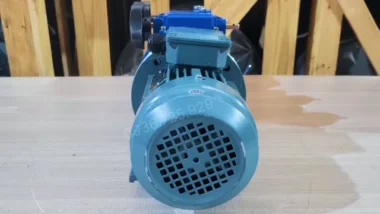 Motor giảm tốc 3 cấp 2 UDL 2.2kW và 1 R67 góc chụp trực diện phía motor