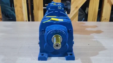 Motor giảm tốc 3 cấp 2 UDL 2.2kW và 1 R67 góc chụp trực diện phía hộp số
