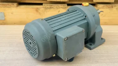 Góc trái của motor giảm tốc 3 pha 3kW 4Hp