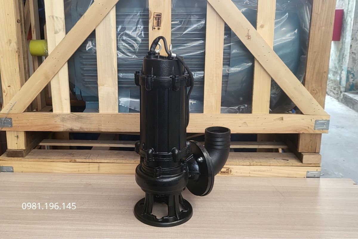 Máy bơm nước chìm đẩy cao được đặt trực tiếp dưới nước để bơm nước lên cao hoặc đi xa