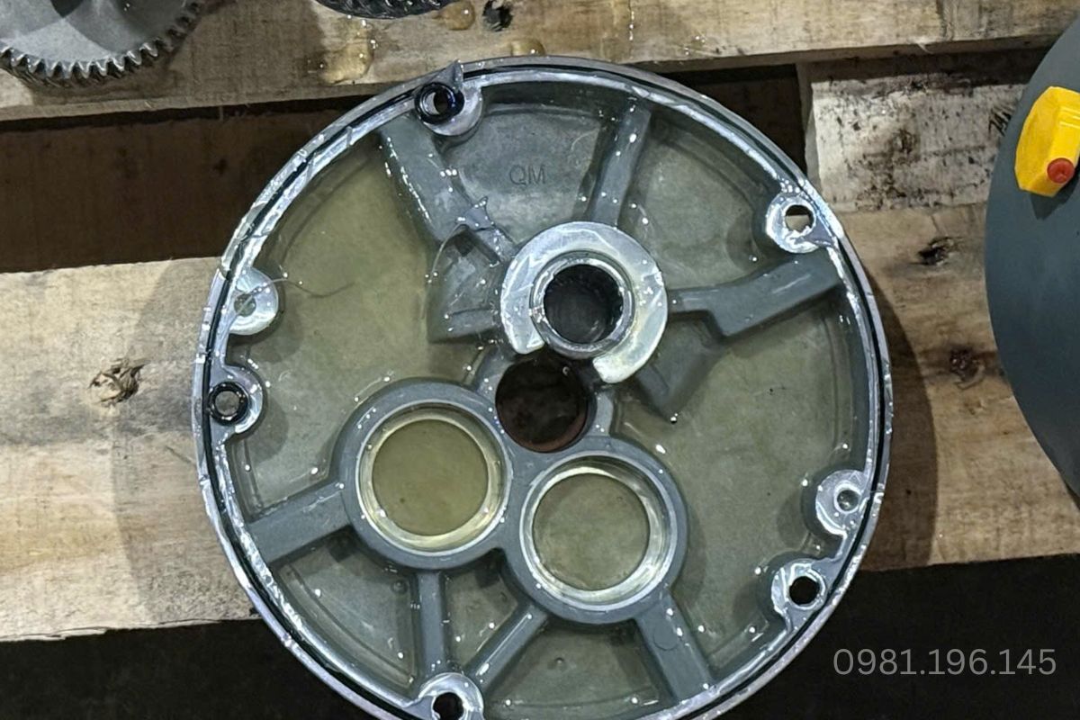 Khắc phục xì nhớt motor giảm tốc để tránh hao dầu và trơn trượt