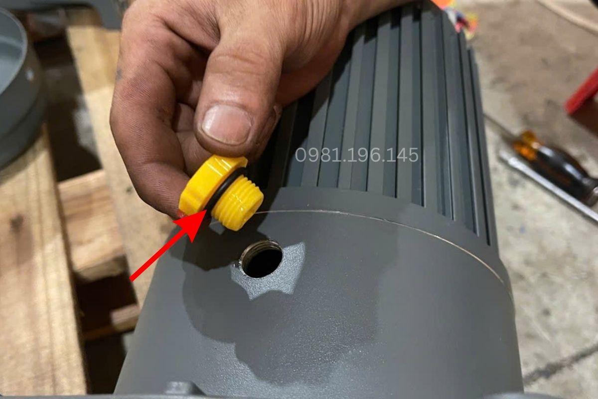 Phớt chặn dầu xuống cấp gây rò rỉ dầu bôi trơn motor giảm tốc