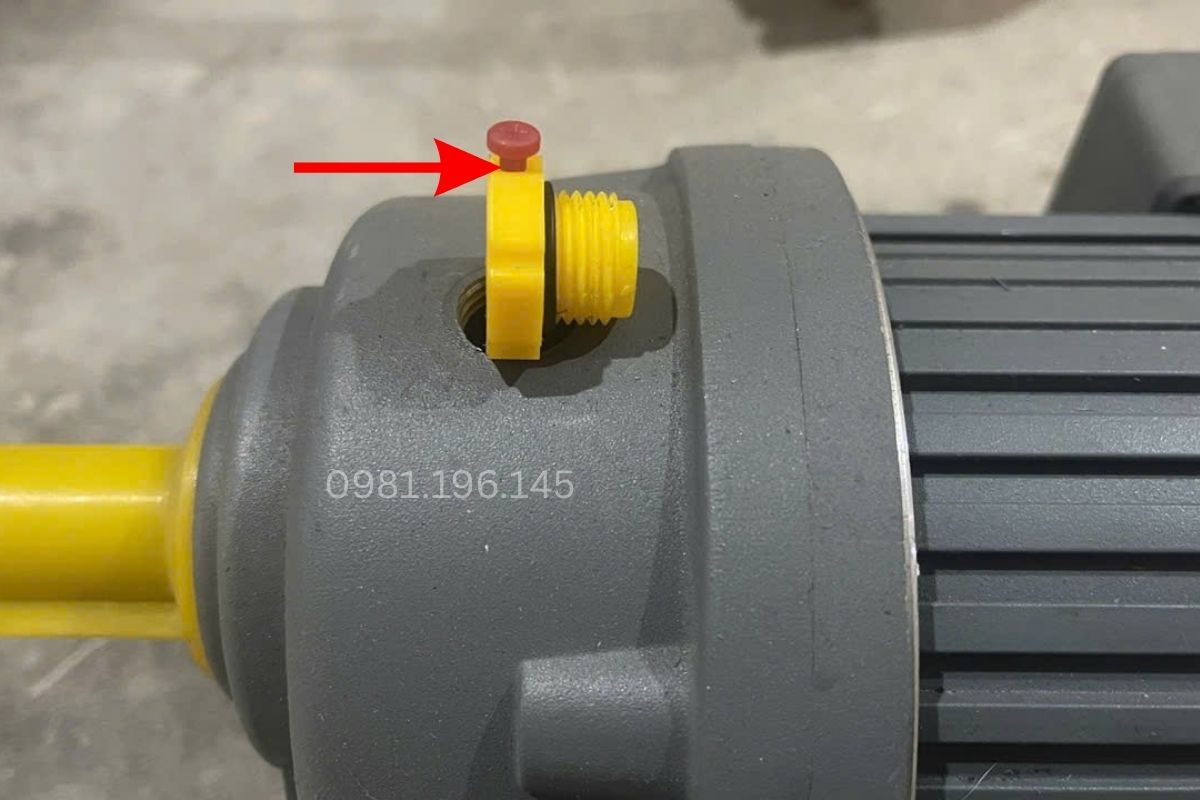 Tắc nghẽn nút thông hơi làm tăng áp suất và gây rò nhớt