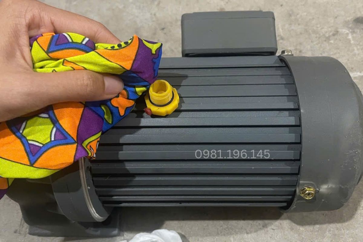 Vệ sinh thông hơi định kỳ để duy trì áp suất ổn định trong hộp số